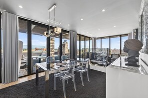 Dining - Penthouse Grand Noir | Outdoor Jacuzzi | Near the Strip (Albufeira)