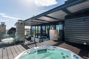 Outdoor spa tub - Penthouse Grand Noir | Outdoor Jacuzzi | Near the Strip (Albufeira)