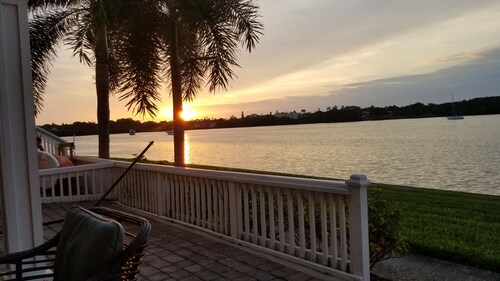 Waterfront 2-bedroom 1 bath condo at Waterside North in fantastic St. Petersburg