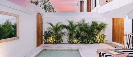 Deluxe villa, 2 slaapkamers, privézwembad, uitzicht op zwembad | Zwembad | Een buitenzwembad