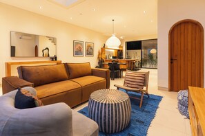 Deluxe-Villa, 2 Schlafzimmer, eigener Pool, Poolblick | Wohnbereich