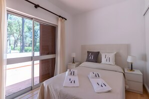 Iron/ironing board, WiFi, bed sheets - Holiday Home Buganvilla Vilamoura with Private Pool, Wi-Fi and Air Conditioning (Quarteira)