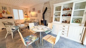 Dining - Charming house just steps from the  market (LE BOIS PLAGE EN RE)