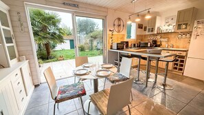 Fridge, microwave, oven, toaster - Charming house just steps from the  market (LE BOIS PLAGE EN RE)