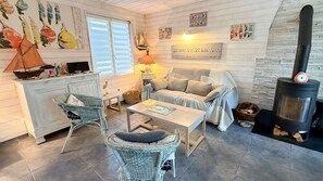 TV - Charming house just steps from the  market (LE BOIS PLAGE EN RE)