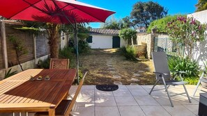 Outdoor dining - Charming house just steps from the  market (LE BOIS PLAGE EN RE)