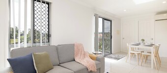 Smart Suites Self Check-in - 1BDR Balcony Darnley