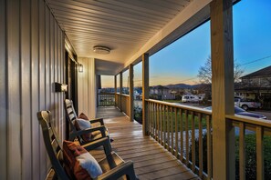Terrace/patio - Hot Tub Nights Firepit Near Casino Sleeps 9 Perfect for Families (Bristol)