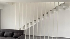 Un salon moderne avec un escalier.
