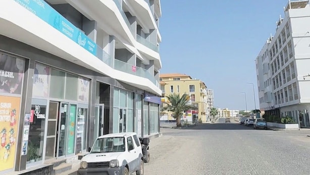 Un immeuble à plusieurs étages doté d’une architecture moderne, avec des balcons et de grandes fenêtres.