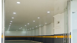 A spacious, well-lit hallway with a tiled floor, glass doors, and a yellow stripe along the walls. - Hotel Blue Santa Rosa de Cabal (Santa Rosa de Cabal)