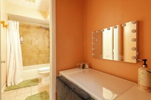 Sèche-cheveux, serviettes fournies, savon, papier toilette