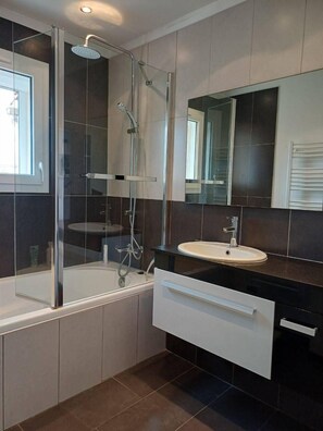 Bathroom - Large 3 Bed Apartment / Centre Port (CAP D AGDE)
