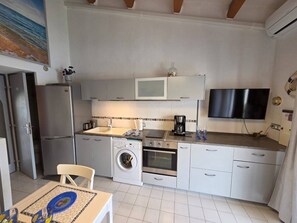 Fridge, microwave, oven, toaster - Lovely semi-detached villa in residence with pool near Richelieu beach, Cap d'Agde (LE CAP D AGDE)