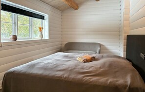 4 bedrooms, travel cot, free WiFi - Stunning home in Løgstør with sauna (Løgstør)