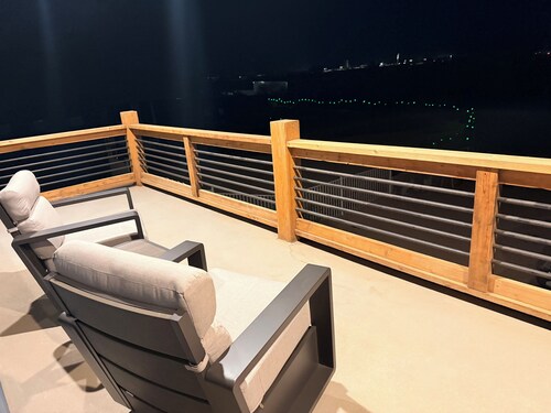 Charming 3-bedroom corporate apartment with pretty views in Phoenix