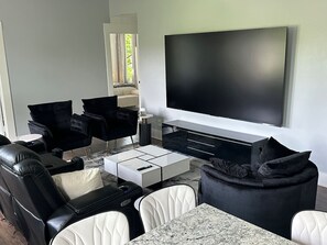 Una televisión, una chimenea