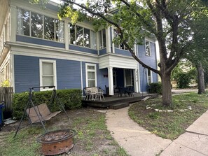 Terrace/patio - 8BR • 2 Kitchens • Walk to UT • Huge TV • Massage (Austin)