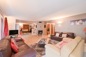 TV, DVD player - La Padouck Apartment with Mountain View, Private Terrace, and Wi-Fi (Thônes)