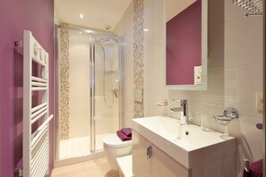 Douche, sèche-cheveux, serviettes fournies