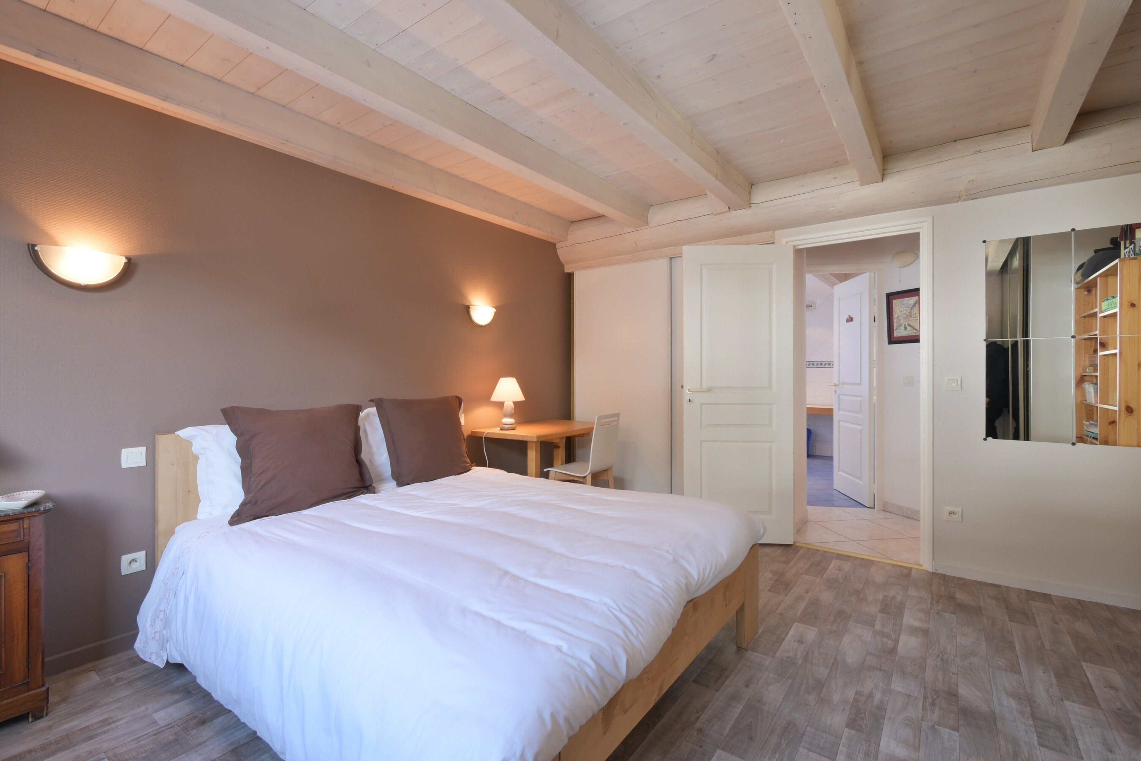 Iron/ironing board, WiFi, bed sheets, wheelchair access