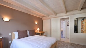 Una camera da letto con un letto, un comodino, una lampada e un armadio.