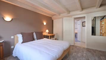 Iron/ironing board, WiFi, bed sheets, wheelchair access