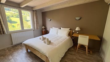 Iron/ironing board, WiFi, bed sheets, wheelchair access