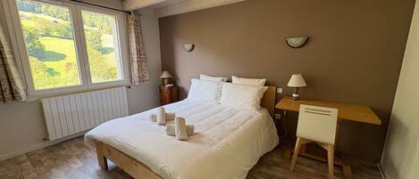 Een strijkplank/strijkijzer, wifi, beddengoed, rolstoeltoegang