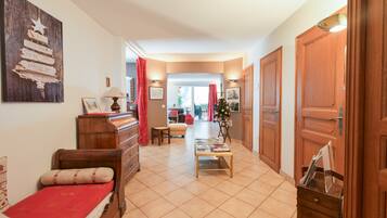 Iron/ironing board, WiFi, bed sheets, wheelchair access