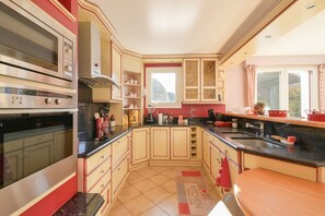 Fridge, microwave, oven, stovetop - La Padouck Apartment with Mountain View, Private Terrace, and Wi-Fi (Thônes)