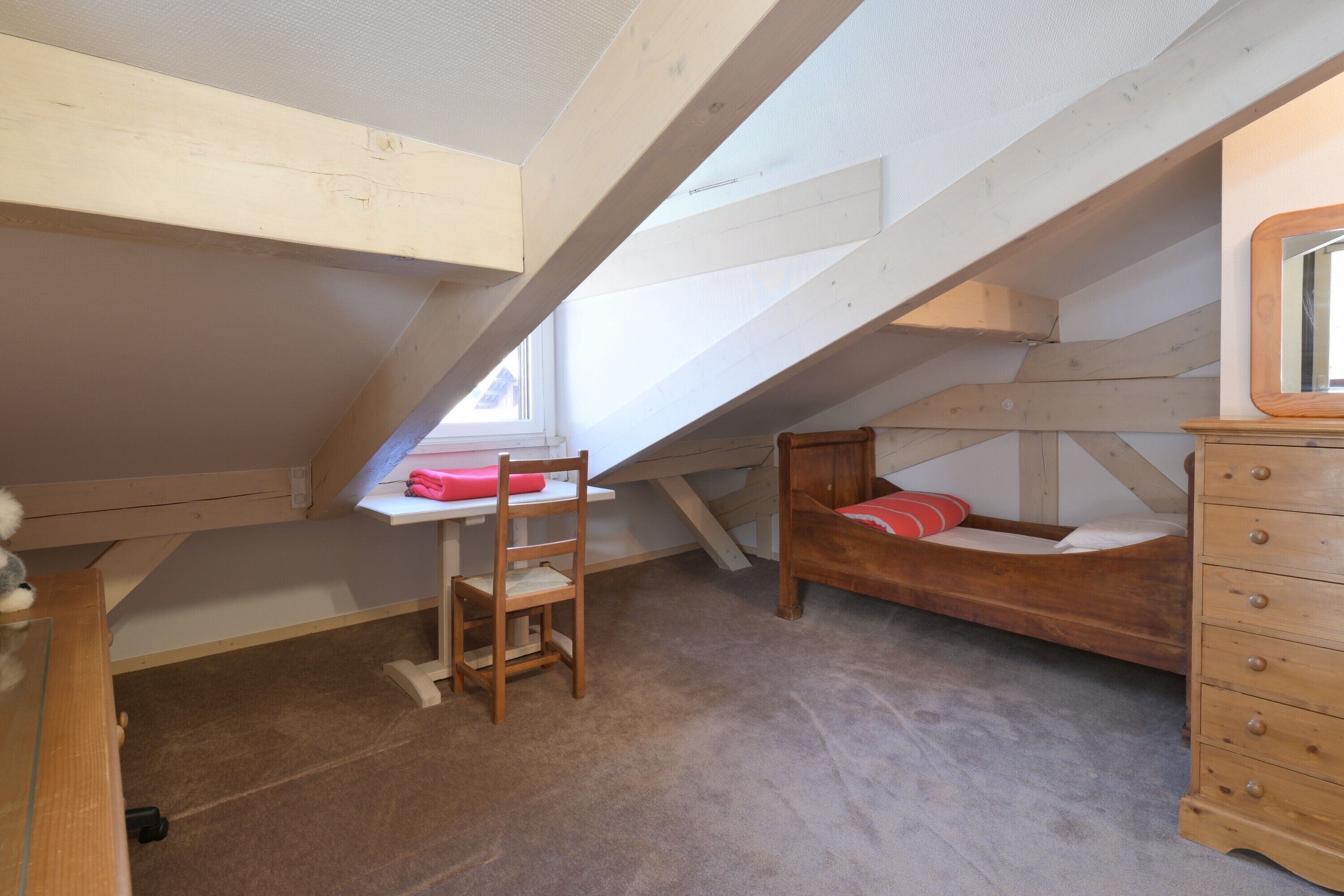 Een strijkplank/strijkijzer, wifi, beddengoed, rolstoeltoegang