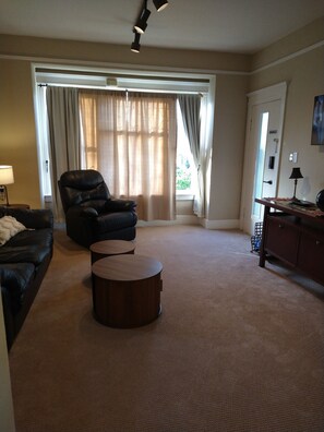 TV - Fantastic 2-Bedroom House Duplex in Seattle District minutes from downtown. (Seattle)