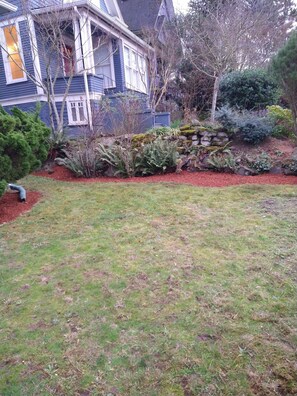 Property grounds - Fantastic 2-Bedroom House Duplex in Seattle District minutes from downtown. (Seattle)