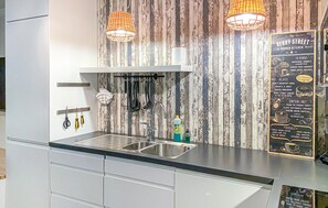 Kjøleskap, ovn, kokeplater og oppvaskmaskin