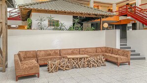 A modern lobby with a wooden bench seating area, a small table, and a decorative wooden structure. - Amazing apartment in Bjorli with WiFi (Bjorli)