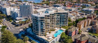 Beachside Studio with Pool and Gym Access