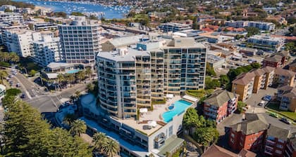 Beachside Studio with Pool and Gym Access