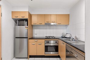 Fridge, microwave, oven, stovetop - Beachside Studio with Pool and Gym Access (Cronulla)