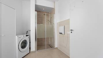 Dusche, Handtücher, Seife, Toilettenpapier