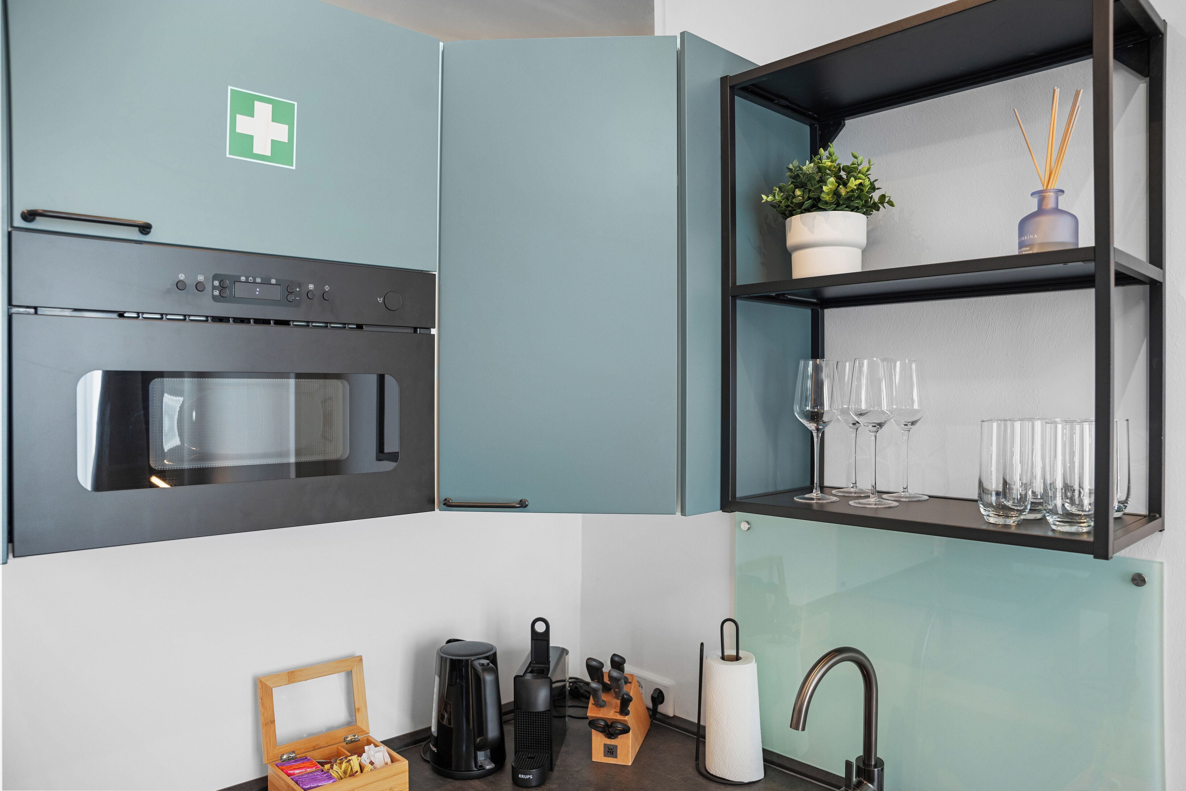 Kühlschrank, Mikrowelle, Herdplatte, Wasserkocher mit Kaffee-/Teezubehör