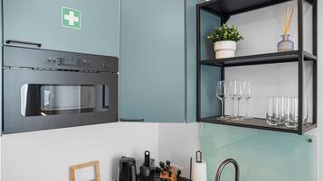 Kühlschrank, Mikrowelle, Herdplatte, Wasserkocher mit Kaffee-/Teezubehör