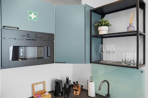 Kühlschrank, Mikrowelle, Herdplatte, Wasserkocher mit Kaffee-/Teezubehör