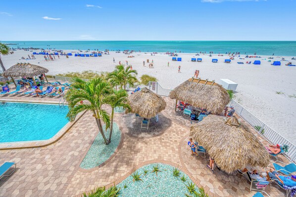 On the beach - 🌴Sandy Shores #204 - Across from John's Pass, Pool, Gulf front!🌴 (Madeira Beach)