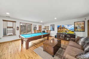 Smart TV, fireplace - Blowing Rock Retreat - Hot Tub | Sleeps 10 | Mountain Views (Blowing Rock)
