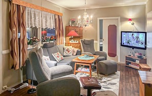 Smart TV, fireplace