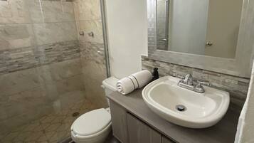 Handdukar, tvÄl och toalettpapper