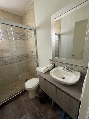 Handdukar, tvål och toalettpapper