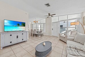 Smart TV - Beachside 2BR Retreat~Walk to Pier & Shops~Saltwater Pool (Fort Lauderdale)