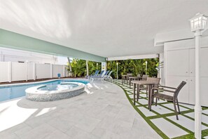 A heated pool - Beachside 2BR Retreat~Walk to Pier & Shops~Saltwater Pool (Fort Lauderdale)